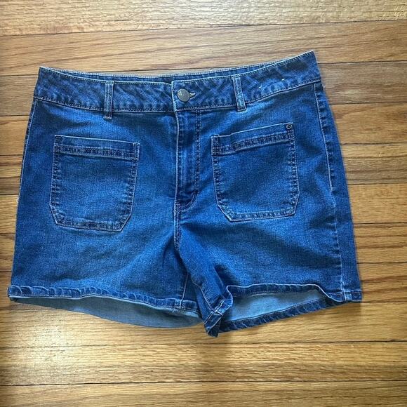 D. Jeans Patch Pockets Denim Shorts